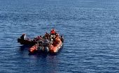 En la primera de las barcas rescatadas viajaban cerca de 100 personas de Siria, Etiopía, Eritrea y Sudán.