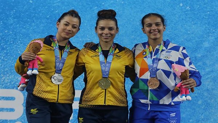Katish Hernández (C) aventajó a su compatriota Alison Ossa (izquierda, en la foto) y a la salvadoreña Jéssica Hernández, quienes ganaron las medallas de plata y bronce.