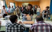 Españoles acuden a los centros de votación para participar en las elecciones generales.