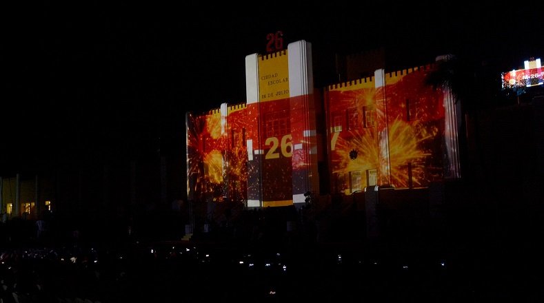 Un video mapping recordó los hechos y se reflejaron sobre el Moncada los rostros de los mártires de la gesta, la bandera del Movimiento 26 de Julio y Fidel.