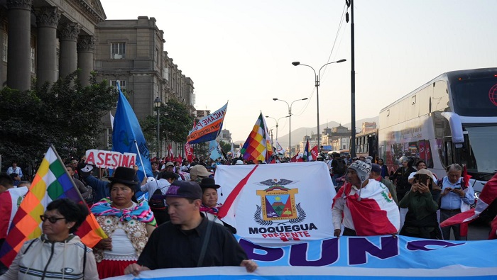 Los manifestantes también se han desplegado en esta jornada por las calles de la capital peruana, Juliaca y Arequipa.