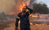 Más de 100 bomberos griegps estan trabajando en las zonas afectadas que durante la noche alcanzó la zona industrial de la ciudad portuaria de Volos.