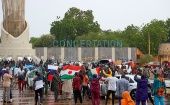 Simpatizantes de los militares golpistas celebran frente al edificio de la Asamblea Nacional en Niamey, Níger.