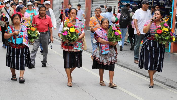 En la Marcha de las Flores destacó el llamado contra las entidades gubernamentales, qué están tanto de amedrentar la democracia de Guatemala y los derechos de los guatemalcos.