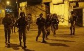 En la Jerusalén ocupada, las fuerzas de ocupación israelíes arrestaron a un joven palestino por su mera presencia en la Puerta de Damasco, una de las entradas a la Ciudad Vieja.