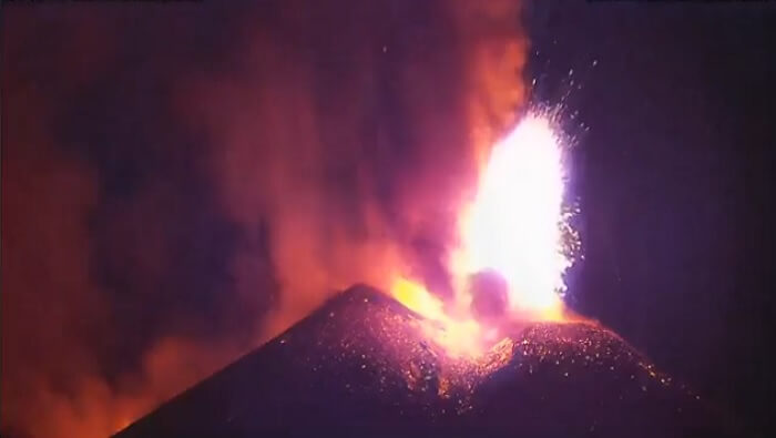El volcán Etna es considerado el más activo del continente europeo y cuenta con unos 3.324 metros de altura, caracterizado por sus frecuentes erupciones.