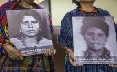 Sobrevivientes de la masacre del Rancho Bejuco posan con el retrato de su familiares masacrados.