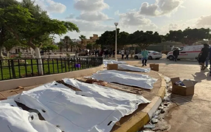 Los residentes resultaron arrastrados por el agua después del colapso de dos represas antiguas, según el Servicio Meteorológico libio.