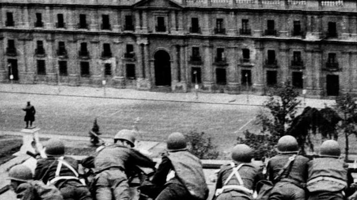 El golpe de 1973 en Chile dio paso a 17 años de gobierno militar, durante las cuales unos 40.000 chilenos fueron asesinados, desaparecidos, torturados o exiliados.