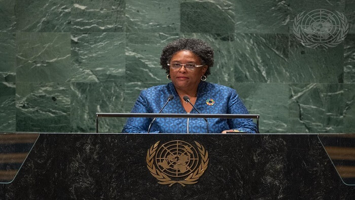 La primera ministra de Barbados dijo que más de 60 países “están en el corredor de la muerte por la deuda”.