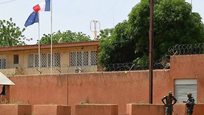 Después de que Francia anunciara que retiraría su embajador y sus tropas militares de Níger antes de fin de año, el nuevo gobierno nigerino acogió la noticia como 