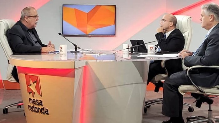 El viceprimer ministro y ministro de Economía, Alejandro Gil Fernández, y el ministro de Energía y Minas, Vicente de la O Levy, comparecieron en el programa Mesa Redonda.