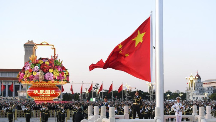 Más de 300 mil personas se reunieron en la Plaza de Tiananmen para presenciar la solemne ceremonia de izamiento de la bandera.