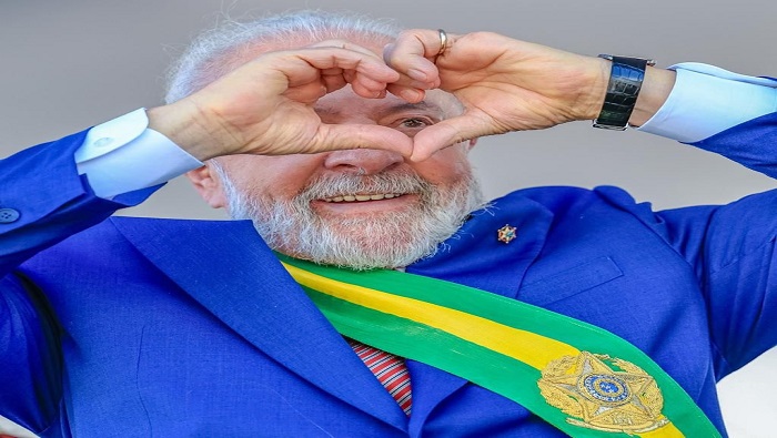 El presidente Lula da Silva se le realizó una cirugía en la que se le implantó una prótesis de cadera.