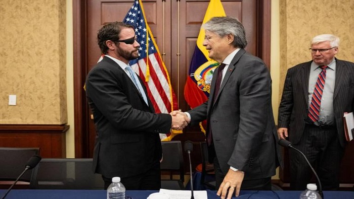 El mandatario ecuatoriano Guillermo Lasso y el representante estadounidense Dan Creenshaw en Washington,