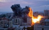 Aviones de combate israelíes atacaron en horas de la mañana la Torre Al-Aklouk, de 11 pisos, en el barrio de Nasser, al oeste de la ciudad de Gaza.
