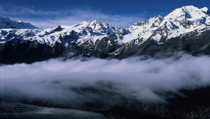 El lago Lhonak está situado en la base de un glaciar cercano a la tercera montaña más alta del mundo, el pico Kangchenjunga.