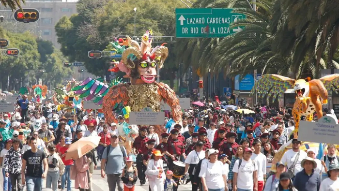 Miles de personas se congregaron en el centro de la capital mexicana para ver a los alebrijes, elaborados con cartón, papel maché y una altura de hasta 2,6 metros. Recorrieron cerca de tres kilómetros junto con carros alegóricos, música y danza.