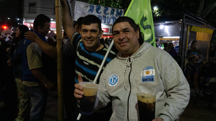 Los congregados en el búnker dijeron estar orgullosos del pueblo argentino y “que hay que luchar por esta democracia”.