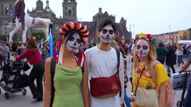 La Muerte se apropió de las calles de la Ciudad de México para demostrar que acá se le festeja con música, baile y mucho colorido. 