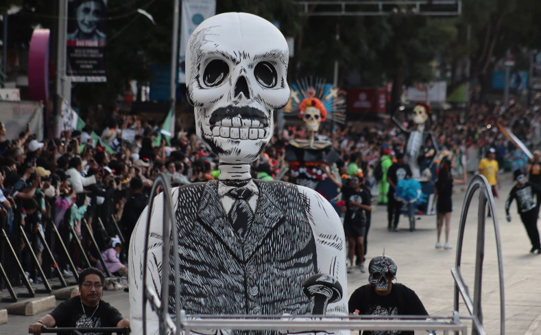 Monitores de la Ciudad de México reportan 30 mil espectadores de la Puerta de los Leones en Chapultepec hasta el Zócalo