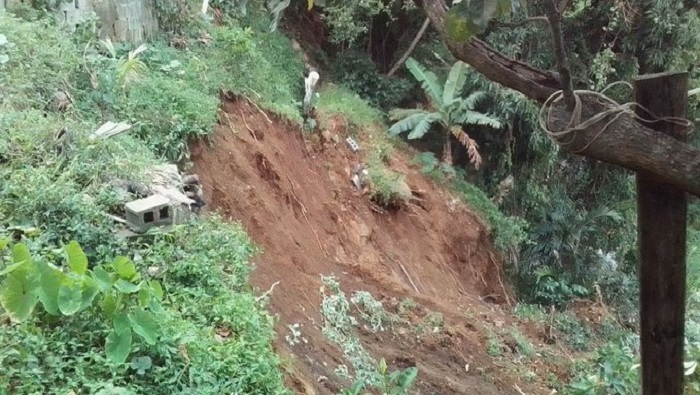 Se mantuvo la alerta sobre los deslizamientos de tierra sobre carreteras en algunas localidades como Nutmeg Grove, en Belair.
