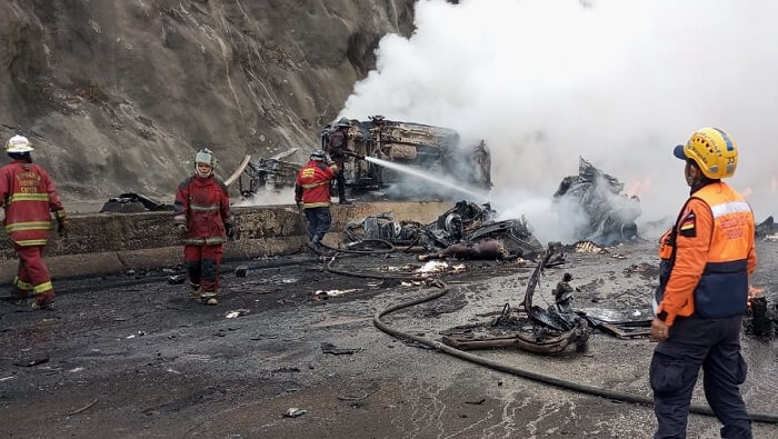 El gobernador del estado Miranda, Héctor Rodríguez, indicó que el incendio fue controlado y que los equipos de emergencia trabajan para la pronta reactivación del tránsito.