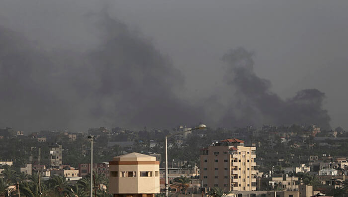 Un bombardeo contra la ciudad palestina de Khan Younis, en el sur de la Franja de Gaza mató al menos a 40 personas.