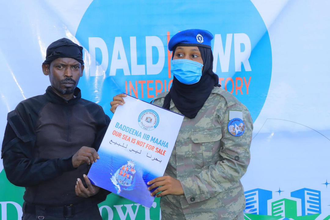 Miles de personas en el torneo regional de fútbol en el Estadio Mogadiscio, en Somalia, mostraron su protesta exhibiendo carteles que decían 
