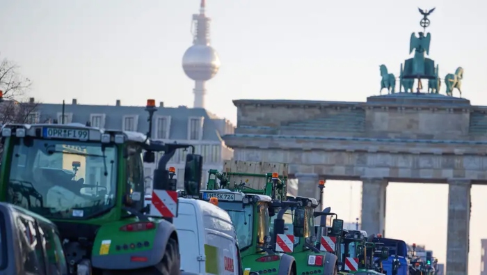 Según medios internacionales, más de medio millar de tractores estacionaron frente a la Puerta de Brandeburgo en Berlín.