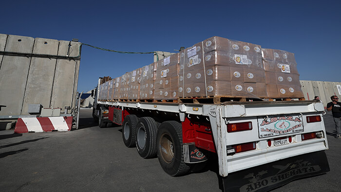 Camiones egipcios cargados con medicamentos, agua y comida cruzan el paso fronterizo con la Franja de Gaza.