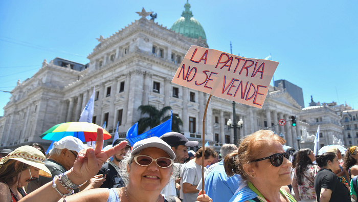 Miles de argentinos se manifiestan contra políticas de Javier Milei