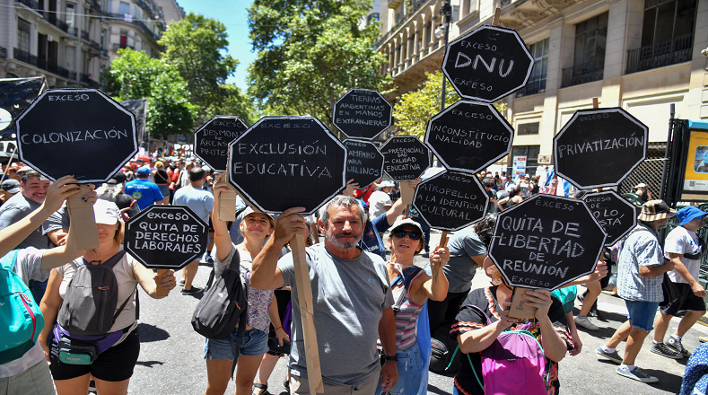 Miles de personas se sumaron al paro general convocado desde hace días por las organizaciones sindicales frente al Congreso de Argentina, bajo la consigna de “La Patria no se Vende”.