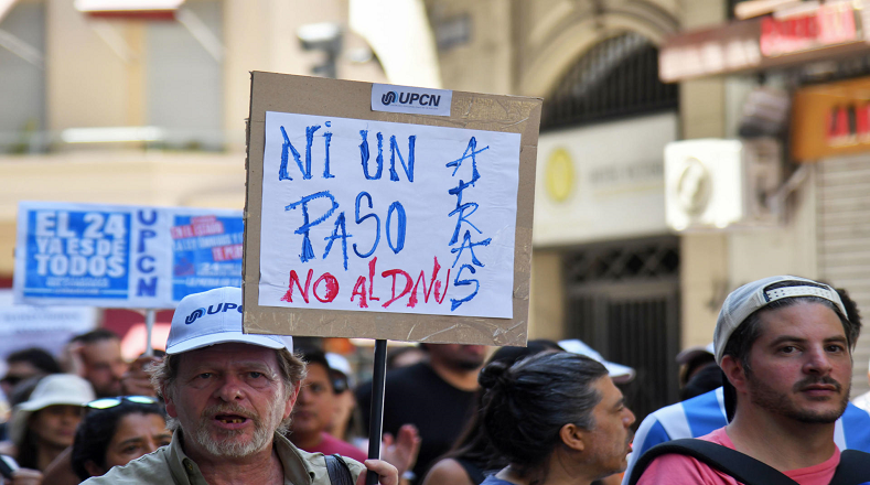 Los argentinos expresaron su inconformidad con el Decreto de Necesidad y Urgencia (DNU) y rechazaron además la Ley Ómnibus.