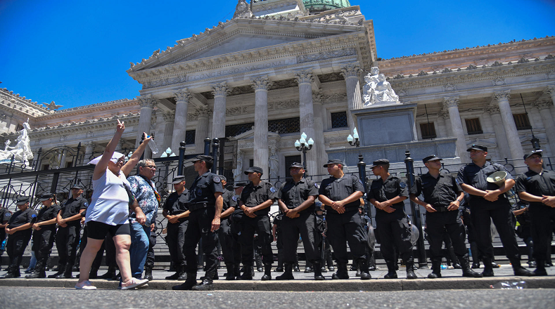 Durante la manifestación se ha implementado el protocolo de seguridad del Estado para los levantamientos populares, que el Gobierno de Milei aplica desde el pasado mes de diciembre.
