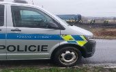 "Debido a la colisión, el tráfico quedó y sigue bloqueado en este tramo de la vía ferroviaria", señaló la policía checa.