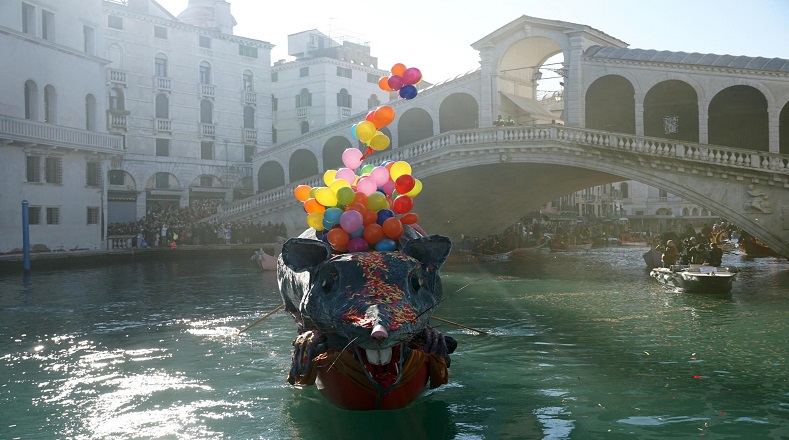 La procesión acuática de embarcaciones tradicionales, fue creada en colaboración con la Coordinación de Asociaciones de Remo de Venecia y encabezada por el legendario barco 