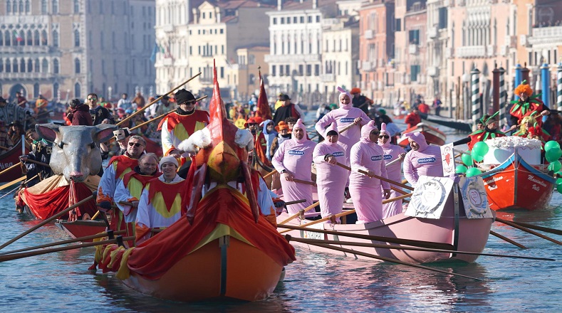 Durante la Regata Pantegana en el Gran Canal, sobre barcos en forma de animales  viajaron los juerguistas, portando imaginativos y extravagantes trajes.