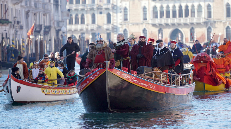 Amenizaron la jornada procesiones de barcas de remos enmascaradas, dirigidas por remeros disfrazados que se juntaron cerca de Punta della Dogana y alcanzaron la zona de Rialto.