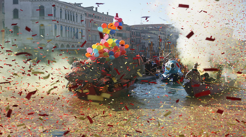 Coreografías de colores rodearon el Puente de Rialto en Erbaria, como parte del inicio  de las celebraciones del Carnaval de Venecia 2024.