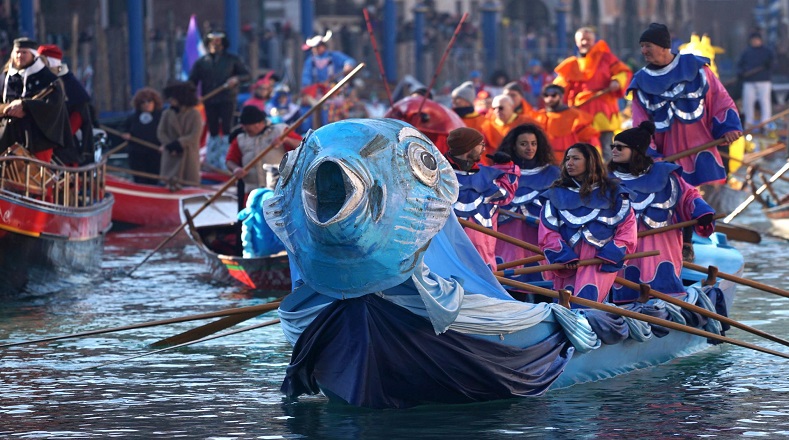 La tradición del Carnaval veneciano tiene sus orígenes en la Edad Media, pero las fiestas consiguieron su edad de oro ya en el siglo XV, cuando la República de Venecia alcanzó el auge de su poder.