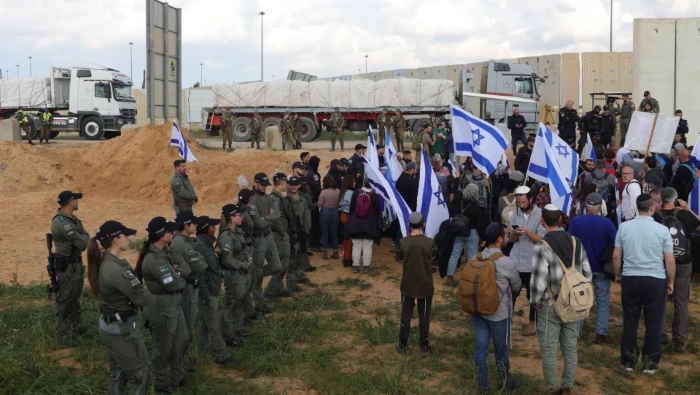 Familiares de rehenes y derechistas israelíes protestaron para impedir la ayuda humanitaria en el cruce de Kerem Shalom.