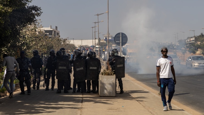 Las fuerzas de seguridad reprimieron a los manifestantes, quienes lanzaron piedras e incendiaron neumáticos en la vía.