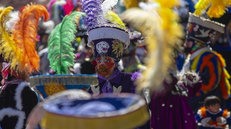 Con un colorido desfile, diez alcaldías capitalinas estuvieron representadas en la festividad que contó con la presencia de personalidad que históricamente han participado en las fiestas carnavelescas.