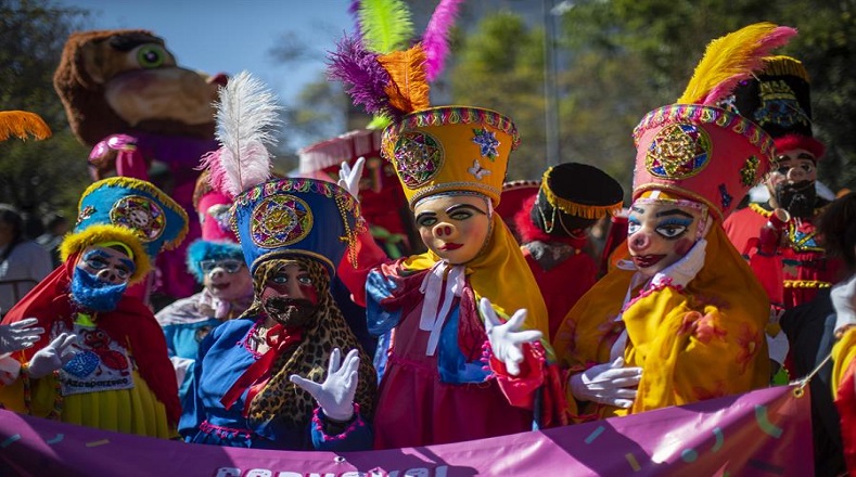 Personajes emblemáticos del carnaval mexicano estuvieron representados en la ocasión, entre ellos huehuenches, chichinas, charros, chinelos, catrines y chinas poblanas.