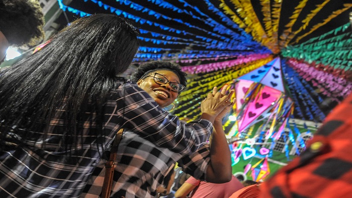 El Carnaval de Salvador es al aire libre, en la calle y es gratuito, permitiendo un acceso y una participación más directa.