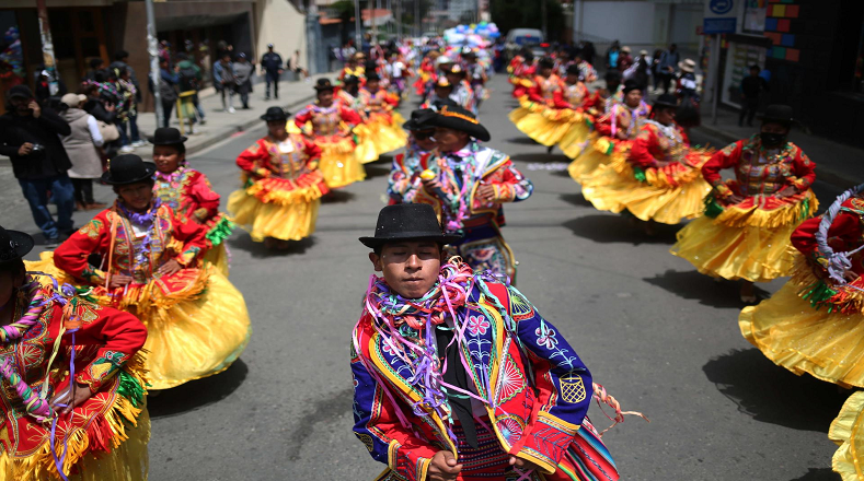 Bolivia celebra el Carnaval con entradas tradicionales típicas de cada región en todo el territorio nacional con ofrendas, ritos ancestrales, música, baile, comida y bebidas alcohólicas.