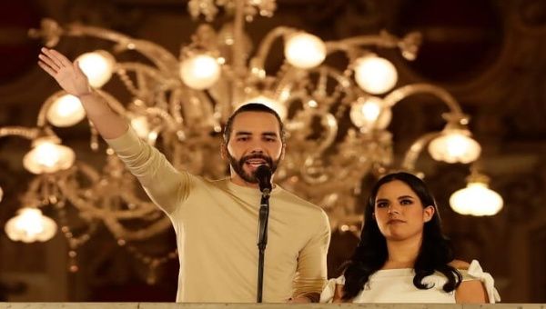 El presidente de El Salvador, Nayib Bukele, se autoproclamó presidente frente a seguidores en el balcón del Palacio Nacional, cinco días antes de que el Tribunal Electoral oficialice los resultados.