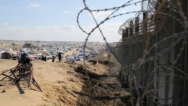 Miles de palestinos se albergan en campamentos improvisados en los seis kilómetros que separan el fuego israelí de la frontera con Egipto.