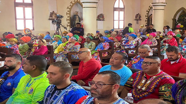 La misa de las Madamas ocurre antes de la tradicional comparsa que es la actividad principal de las fiestas carnestolendas en la localidad venezolana.